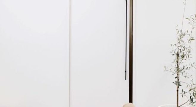 Sofá de madeira marrom e simples para a sala de estar