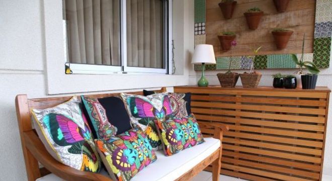 Sofá de madeira na varanda