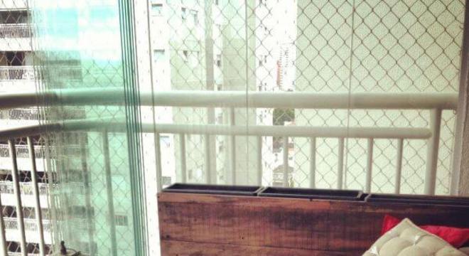 sofá de madeira na varanda