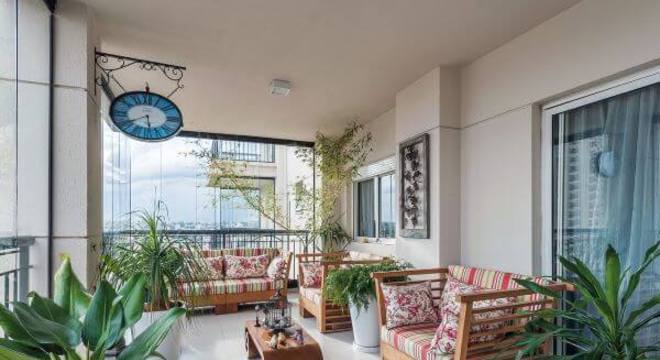 sofá de madeira para ambientes abertos