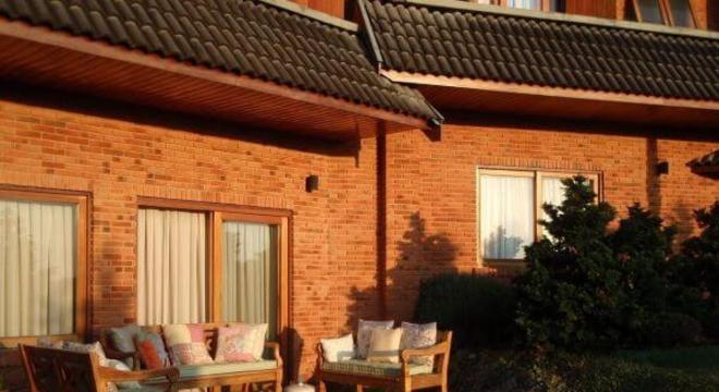 Sofá de madeira para área externa da casa