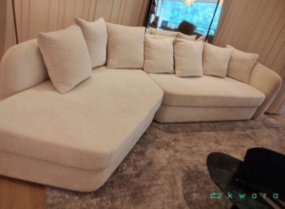 O lote 250 dispõe de um sofá e sete almofadas. O conjunto todo tem preço inicial de R$ 100