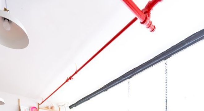 sofá fucsia e poltronas tiffany