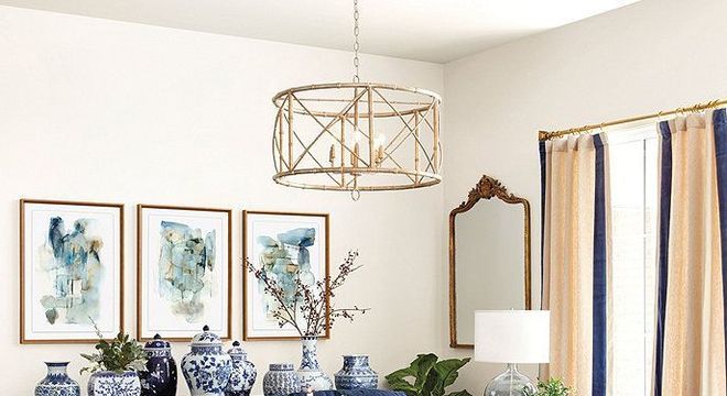 Sofá na cor do ano com poltronas estampadas em classic blue