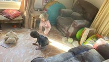 Mãe ameaça vender filhos no eBay após eles espalharem talco na sala