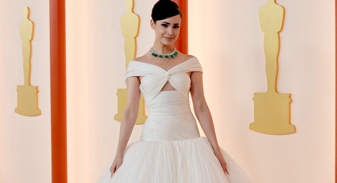Vestido de Sofia Carson é da grife Giambattista Valli