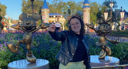 Sofia exibe sua tag de identificação na Disney
