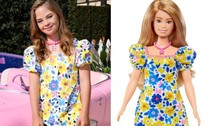 Modelo com síndrome de Down usa look da 1ª Barbie com a mesma deficiência na estreia do filme