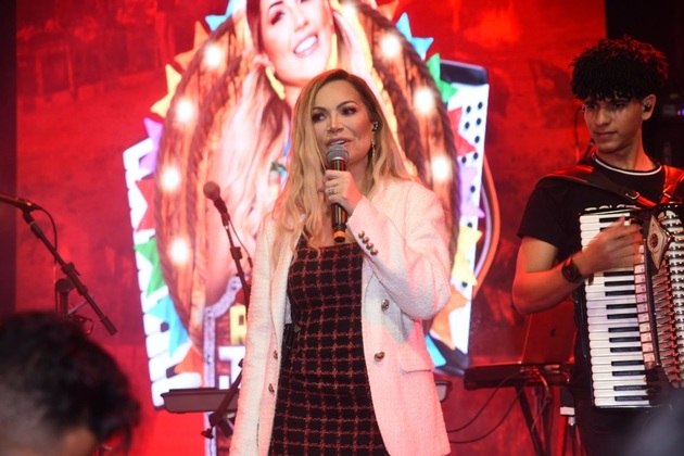 A cantora Sol Almeida cantou alguns hits no palco do evento