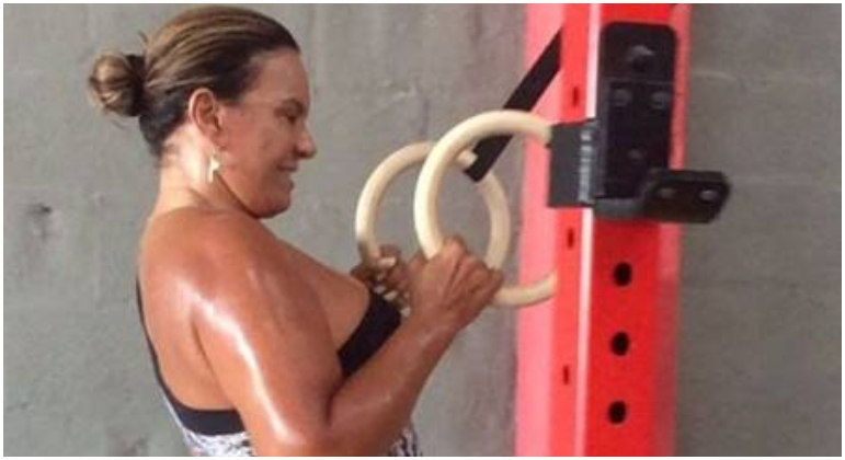 Solange Couto faz exercício em academia própria.