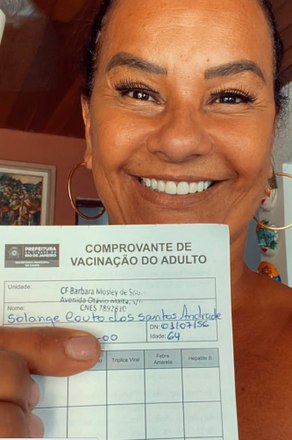 Solange Couto, que mora no Retiro junto com a mãe idosa, dividiu a alegria de ser vacinada nas redes sociais: 'Hoje estou vivendo um marco na história da humanidade. Obrigada, meu Deus!'