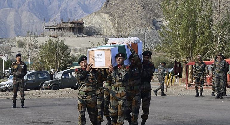 Militares carregam o corpo de soldado que sumiu há quase 40 anos durante batalha