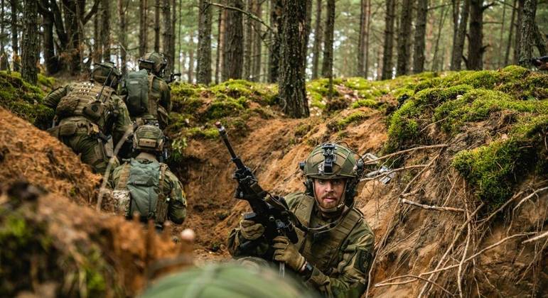 Soldado norueguês trabalha para colaborar com a presença da Otan na Lituânia