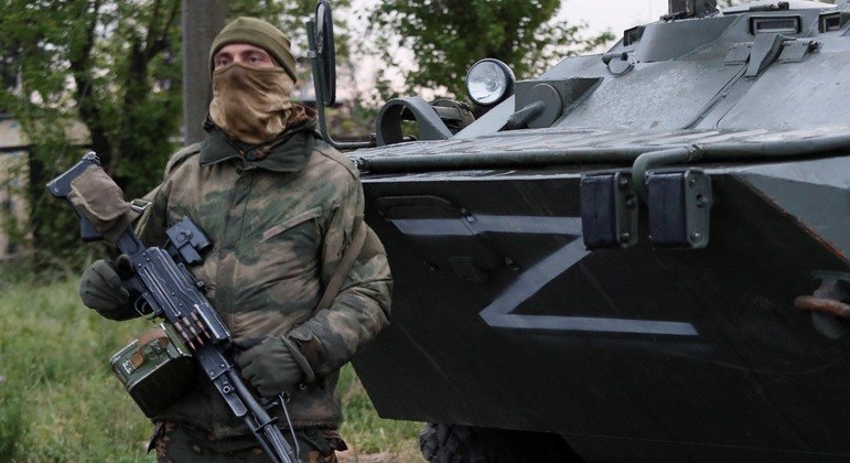 Membro do serviço de tropas pró-Rússia trabalha em Mariupol
