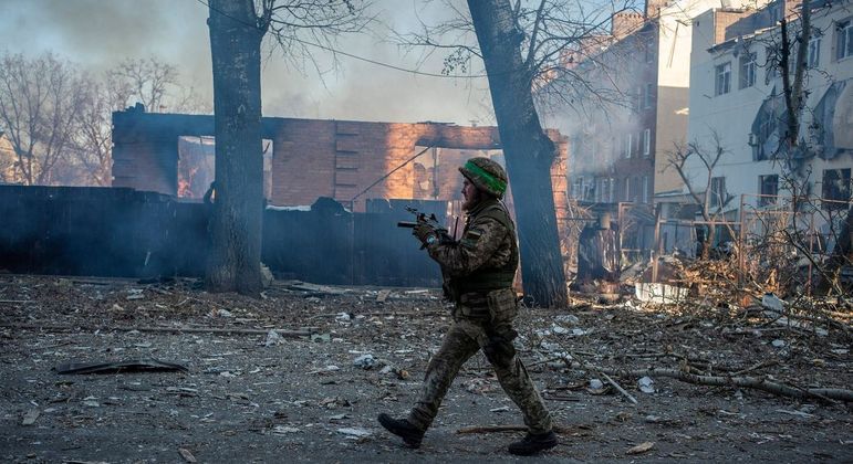 Soldado russo em meio a bombardeio na Ucrânia
