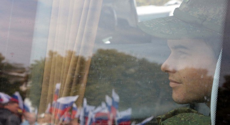 Soldado russo chega à região da Crimeia, controlada pela Rússia desde 2014