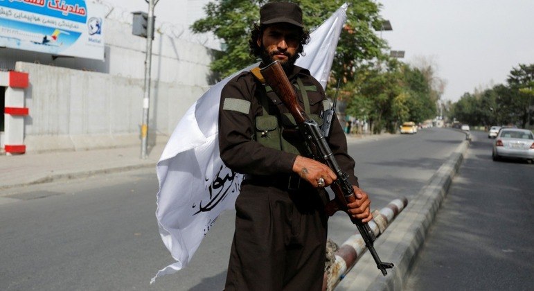 Soldado do Talibã ostenta fuzil em rua do Afeganistão