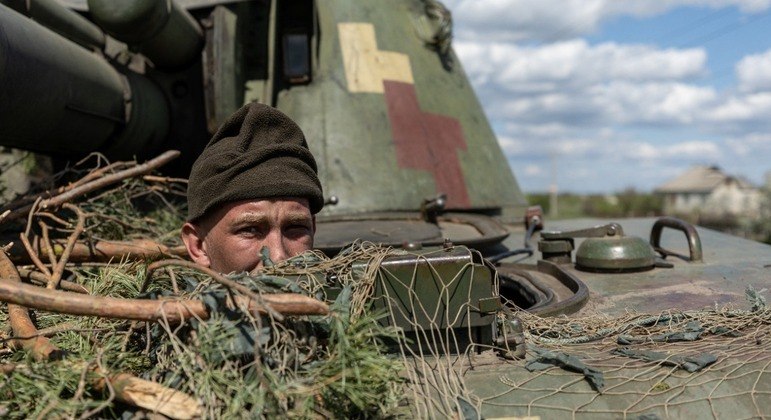 Soldado ucraniano é visto em cima de um tanque, na região de Donetsk