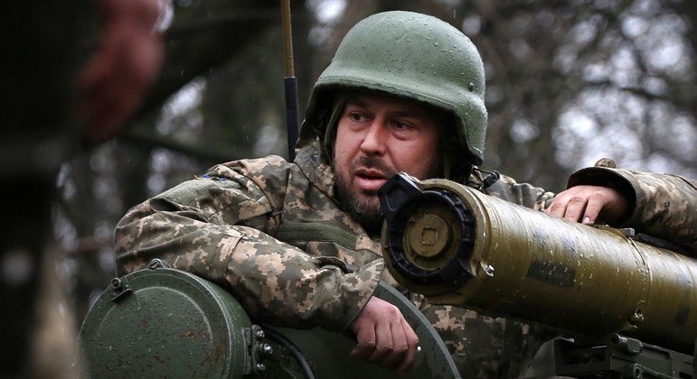 Dez militares ucranianos foram soltos nesta quinta-feira (21)