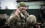 Soldado ucraniano acena com o V de vitória em meio à guerra