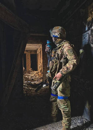 Soldado ucraniano na usina de Azovstal