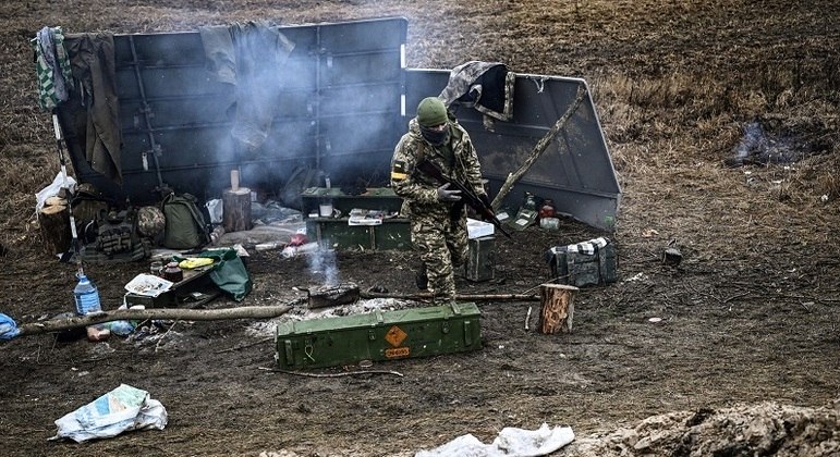 Soldado ucraniano em acampamento montado próximo a Kiev