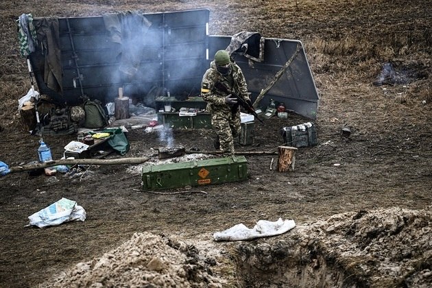 Soldado ucraniano em acampamento montado próximo à Kiev