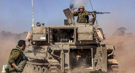 Soldados dirigem tanque rente à fronteira com Gaza