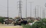 Soldados do exército do Sudão se posicionam em Cartum, em 15 de abril de 2023, para lutar contra grupo paramilitar que tomou vários locais importantes do país. AFP - 15/04/2023