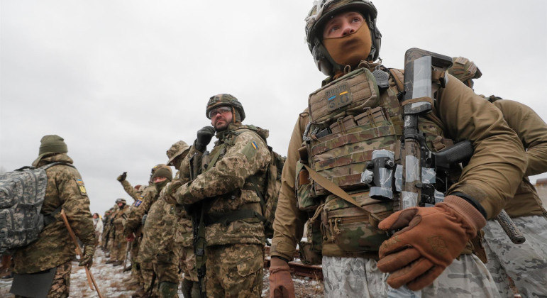Soldados ucranianos fazem treinamento militar próximo a Kiev