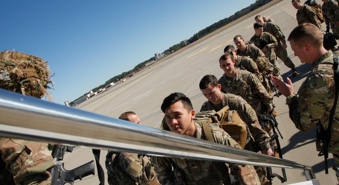 Grupo de paraquedistas militares dos EUA embarcam rumo ao Oriente Médio