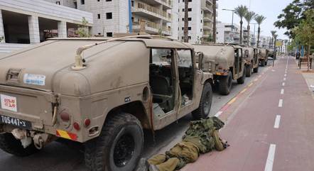Soldados israelenses se protegem em Sderot, em Israel