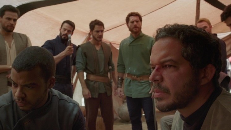 Outro acontecimento marcou o episódio: Eliã (Fifo Benicasa) e Zeleque (Felipe Silcler) voltaram de Jabes-Gileade com a notícia de que o comandante Abner coroou Isbosete como rei após a morte de Saul (Carlo Porto)