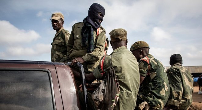Soldados das forças armadas do Congo se preparam para escoltar profissionais de saúde