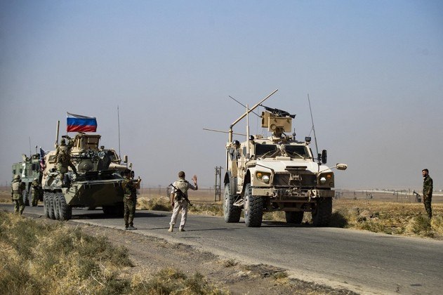 Entretanto, as rotas das patrulhas americanas e russas se cruzaram no último sábado (8) de manhã. O encontro aconteceu em um campo de petróleo, perto da cidade de Al-Qahtaniyah, na província de Hasaca, no leste, segundo correspondentes da AFP