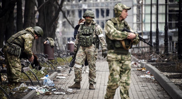 Soldados russos vigiam ruas de Mariupol, na Ucrânia
