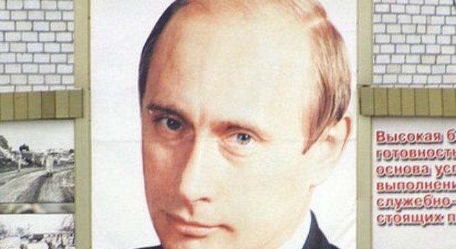 A visibilidade de Putin se estende por toda a Federação Russa - como pode ser visto aqui em uma base do exército russo em Grozny, Chechênia