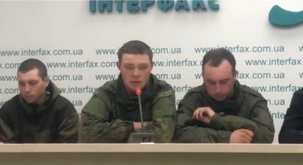 Soldados russos durante entrevista coletiva na Ucrânia