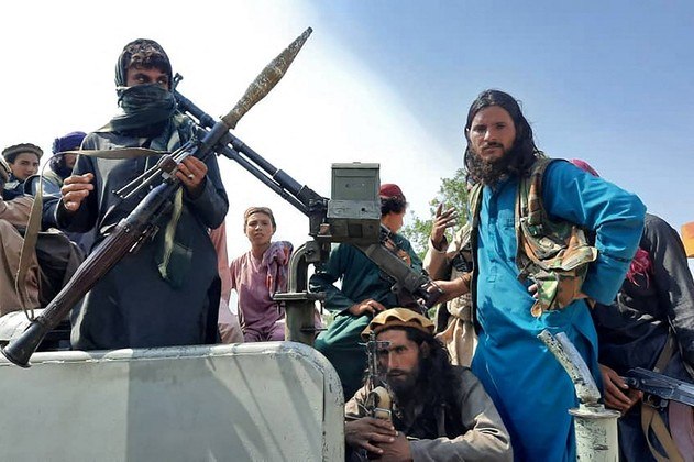 Soldados talibãs chegam a Cabul neste domingo (15)