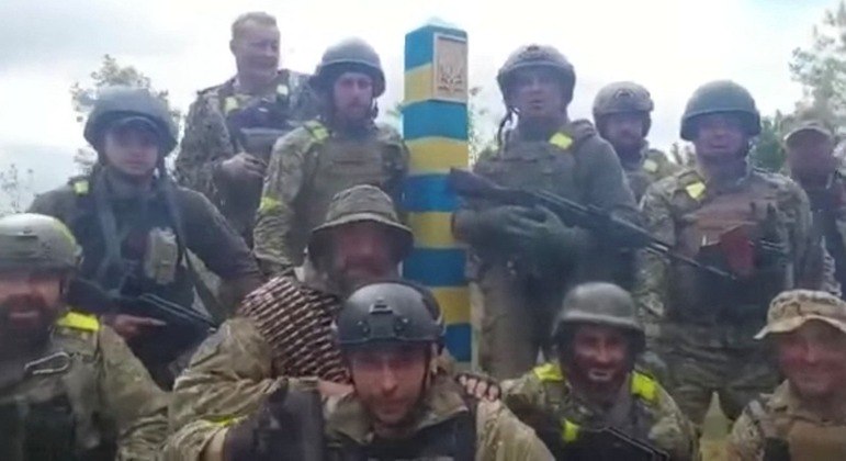 Soldados ucranianos retomam controle de parte da fronteira com a Rússia 