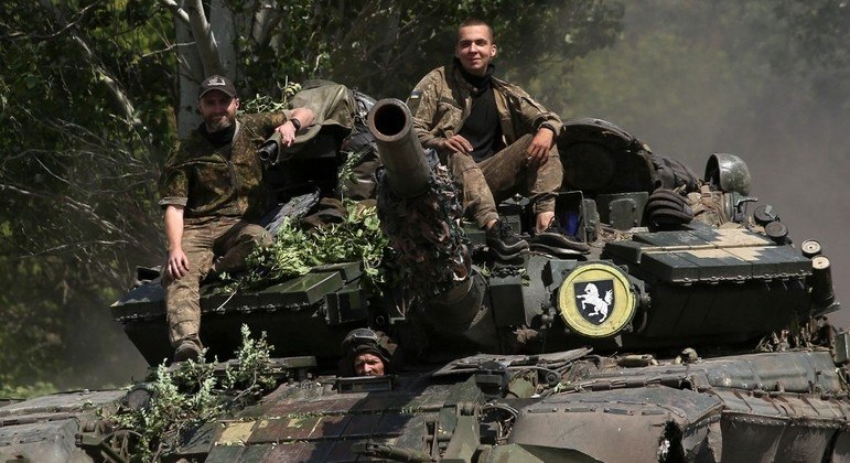 Soldados ucranianos são vistos em um tanque em uma estrada na região de Donetsk
