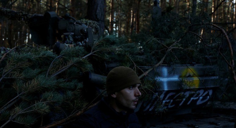 Soldado ucraniano esconde tanque russo com galhos de árvore, na região de Kharkiv
