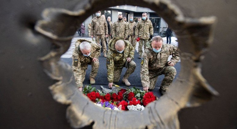 Militares ucranianos em memorial de guerra