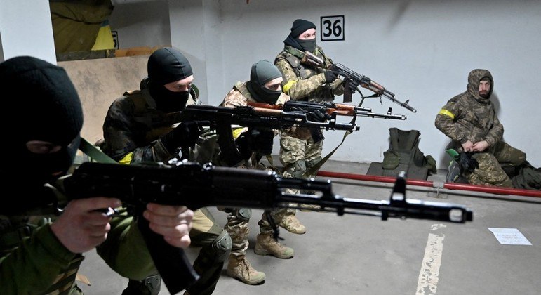Soldados ucranianos durante treinamento em Kiev