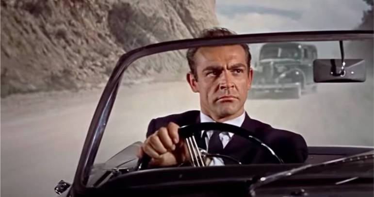 Som errado em “007 Contra o Satânico Dr. No” (1962): Em uma cena de perseguição, Bond está fugindo de carro e é possível ouvir sons de pneus “cantando” na cena. Acontece que a fuga acontece em um chão de terra e não em asfalto…
