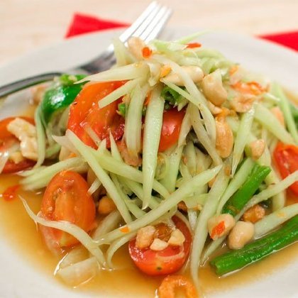 Som tam: proveniente da região nordeste da Tailândia, som tam é uma salada fria e bastante fresca de mamão verde com especiarias. Apresenta diversas texturas, além de ser também doce e picante, é servida com pimenta, alho, tomate e salpicado com molho de peixe.