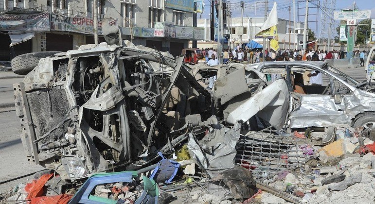 Dois carros-bomba explodem na capital da Somália e deixam ao menos cem mortos