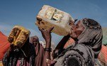 A seca dizimou os rebanhos, cruciais para a sobrevivência de uma população majoritariamente dedicada ao gado, e as plantações, que foram atingidas por uma invasão de gafanhotos no Chifre da África entre o fim de 2019 e 2021. As consequências da pandemia de Covid-19 tornaram ainda mais precária a vida de muitos somalis