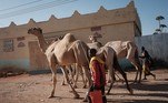 Quatro temporadas de chuvas insuficientesGriffiths afirmou que a atual situação na Somália é pior que durante a fome de 2011, que provocou quase 260 mil mortes, mais da metade delas de crianças com menos de 6 anos. A seca é resultado de quatro temporadas seguidas com chuvas insuficientes desde o fim de 2020, uma situação que não foi registrada nas últimas quatro décadas