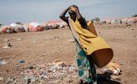 'Nossos piores temores para a Somália são agora uma realidade: a fome é iminente se os fundos não chegarem imediatamente', disse o diretor-executivo do Programa Mundial de Alimentos, David Beasley, no Twitter. 'O mundo DEVE agir agora', acrescentou. O país, cenário há 15 anos da violenta insurreição dos islamitas radicais shabab, enfrenta a terceira seca em dez anos